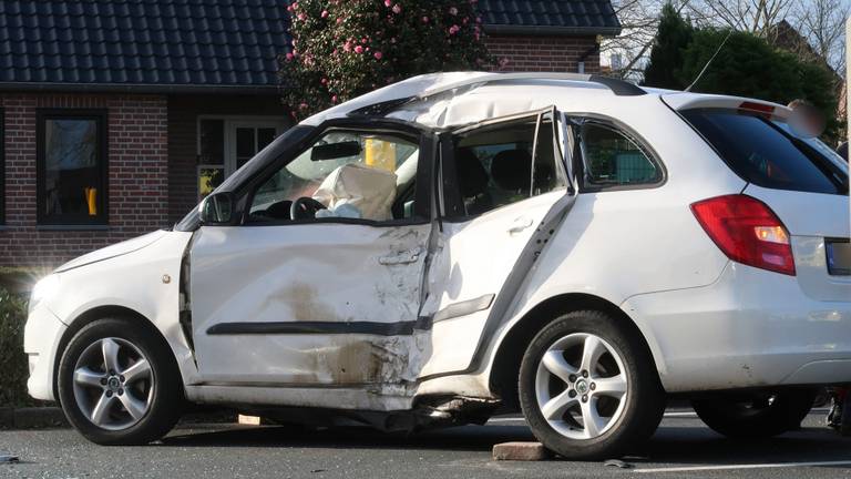 Motorrijder komt om het leven na botsing, automobilist zwaargewond