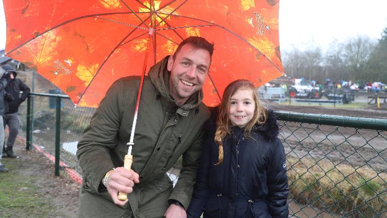Willem-Jan en zijn dochter Emma genieten van de MXGP (Foto: Collin Beijk).