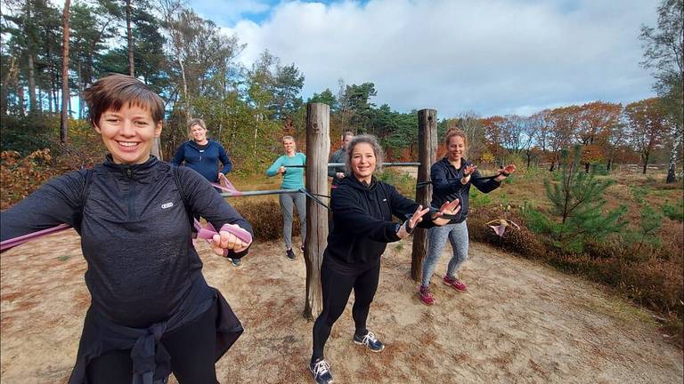 Dankzij de trainingen van Angela (in het midden vooraan) gaan steeds meer vrouwen fit de bevalling in.