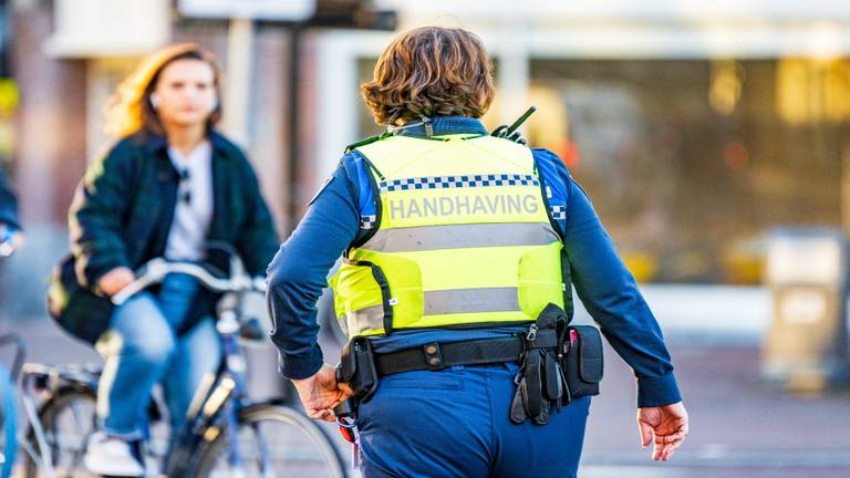 Fietsers in Breda opgelet: boa's gaan bon uitdelen voor verkeersovertreding