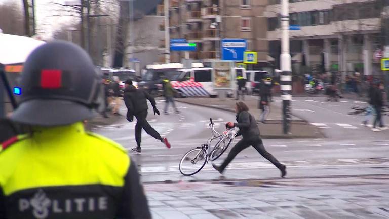 Een van de 57 veroordeelden van de rellen in Eindhoven met een fiets (archieffoto).