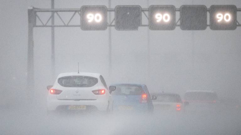 Vroege en drukke avondspits door regenachtig weer