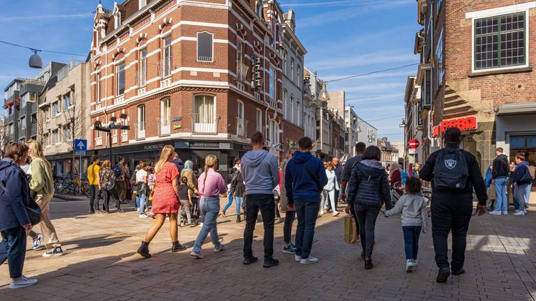 Drukte in de binnenstad van Tilburg (foto: ANP 2024/Eugene Winthagen).