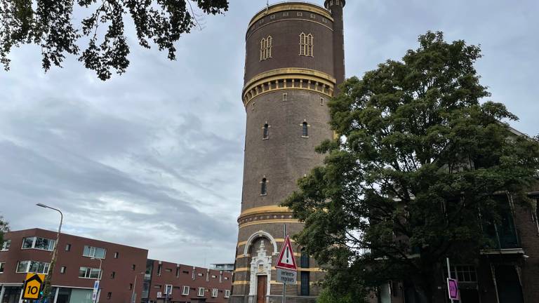 De watertoren aan de Bredaseweg in Tilburg. (foto: Tom van den Oetelaar)