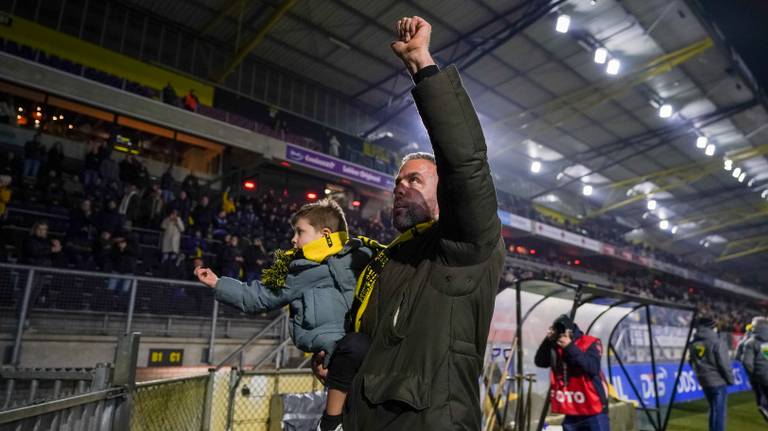 Ralf Seuntjens met zijn zoontje Nolan voorafgaand aan NAC - De Graafschap (foto: OrangePictures).