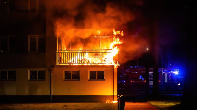 Het vuur brak uit op het balkon van het appartement op de eerste etage van de flat (foto: Jack Brekelmans/SQ Vision).