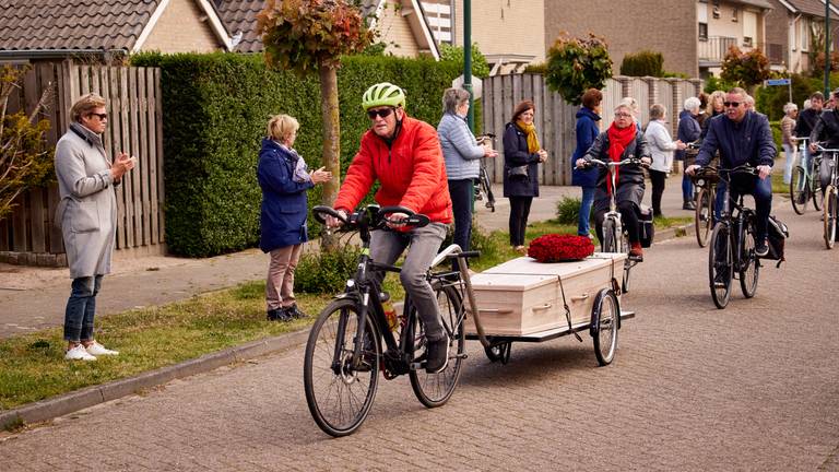 Ad brengt zijn overleden vrouw per fiets naar het crematorium (foto: Joost Duppen).