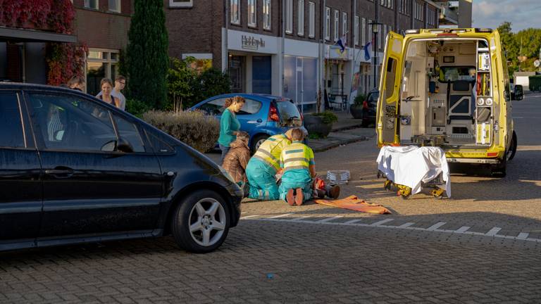 Het ongeluk gebeurde op de Pastoor Kuypersstraat in Waalwijk (foto: Iwan van Dun/SQ Vision). 