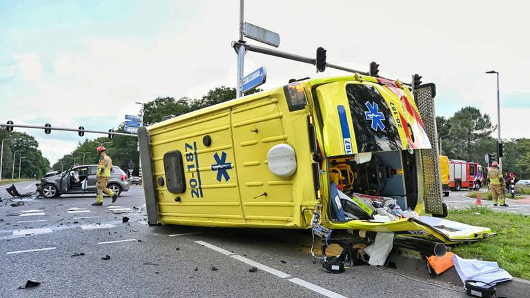 Deze ambulance in Tilburg was onderweg naar een reanimatie. Een andere ambulance werd opgeroepen (foto SQ Vision).