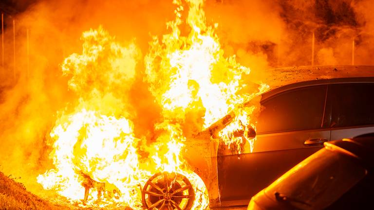 Toen de brandweer aankwam aan de Nelson Mandelaboulevard in Oss, was de auto al niet meer te redden (foto: Gabor Heeres/SQ Vision).