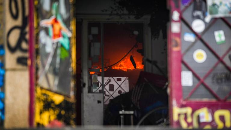 Nog steeds vuur te zien in het gebouw (Foto: SQ Vision).