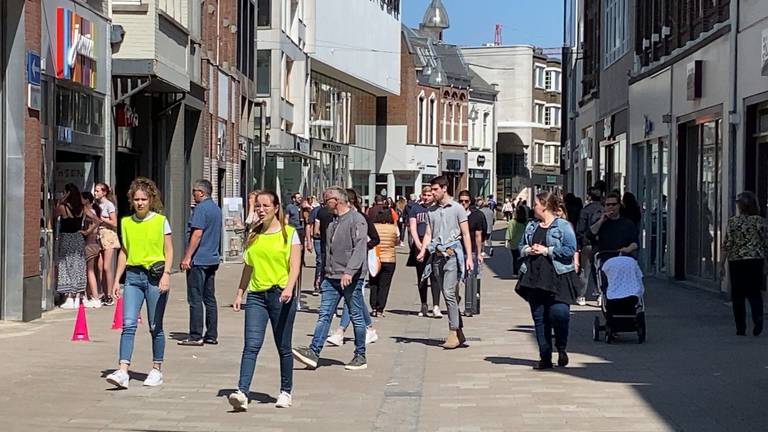 Het is druk in de Tilburgse binnenstad. Foto: Linda Koppejan