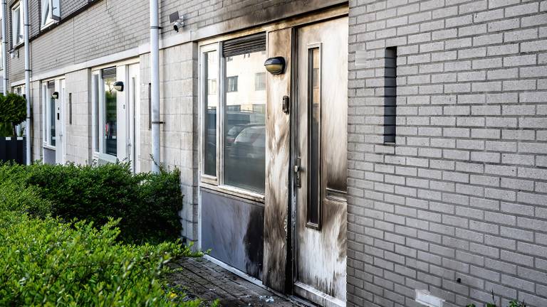 Het huis waar de explosie plaatsvond, is zwartgeblakerd (foto: Jack Brekelmans/SQ Vision).