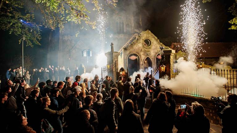 Zwarte loper en hordes BN'ers: poorten van Danse Macabre officieel geopend