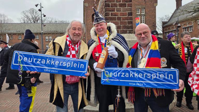 Voortaan is het raadhuisplein het Deurzakkersplein (foto: Noël van Hooft)