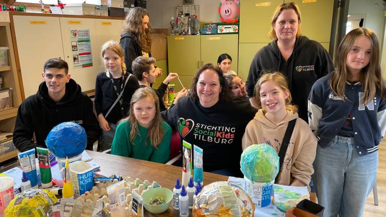 De kinderen en begeleiders van Social Kids met in het midden Ilse Haneveer en links van haar Lenthe (foto: Tom van den Oetelaar).