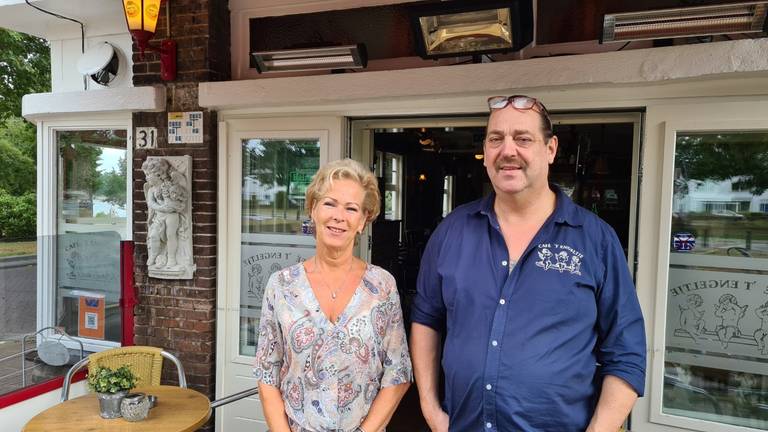 Ben en Jolanda van Engelen voor café 't Engeltje (foto: Noël van Hooft).