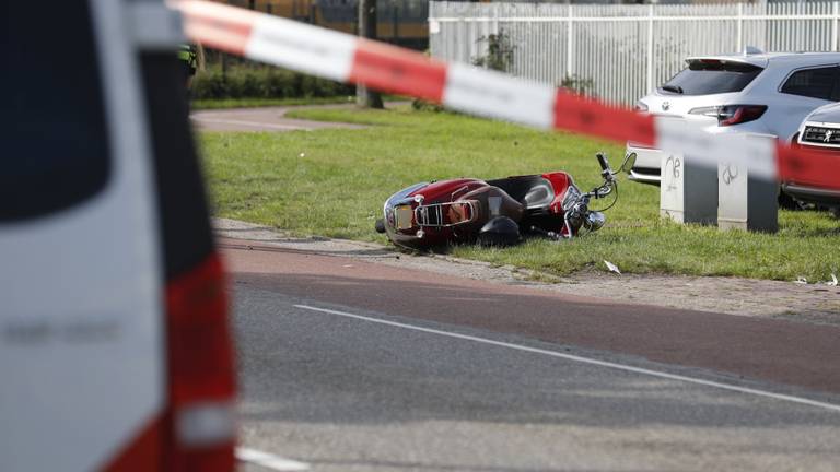 Scooter en voetganger botsen in Roosendaal: twee gewonden