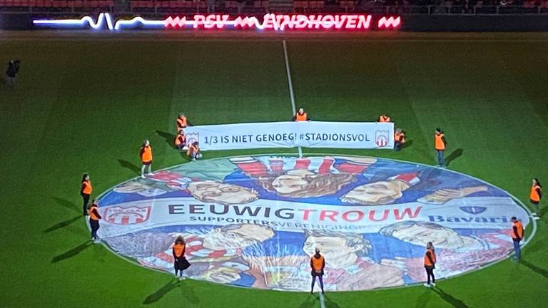 Ook in het Philips Stadion werd, zij het bescheiden, geprotesteerd tegen de coronabeperkingen (foto: Yannick Wezenbeek).