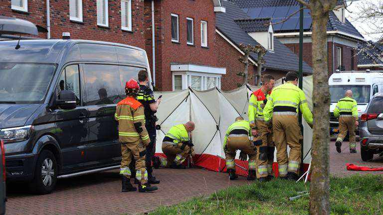 Ambulance en politie druk in de weer na de steekpartij (foto: Marco van den Broek/SQ Vision).