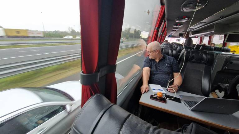 Zo ben je er gloeiend bij als bestuurder met een mobieltje in de hand (foto: Omroep Brabant)