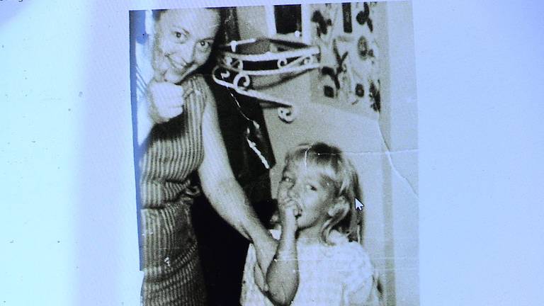 Karin Bruers als kind met haar moeder (privéfoto Karin Bruers).