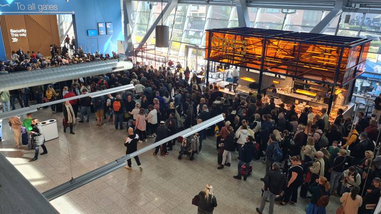 Drukte op Eindhoven Airport (foto: Noël van Hooft).