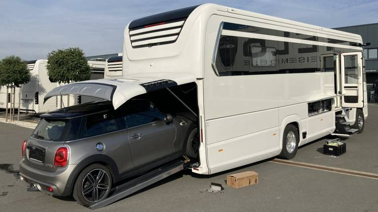 helaas Voetzool paspoort Met deze camper van bijna 1 miljoen euro kun je (niet meer) op vakantie -  Omroep Brabant