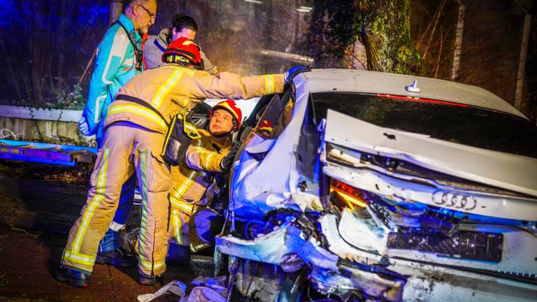 Ongeluk met meerdere auto's in Eindhoven (Foto: Sem van Rijssel/SQ Vision)