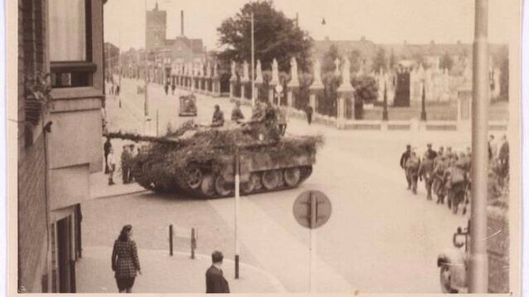 Duitse Jagdpanther op de Noordhoekring Tilburg 5 september 1944 onderweg voor tegenaanval (Foto: Regionaal Archief Tilburg)