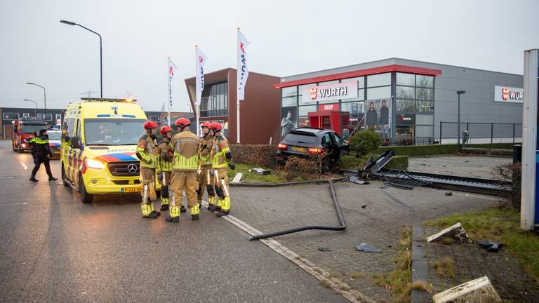 Automobilist rijdt hekwerk uit de grond