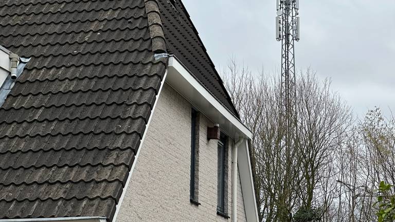 De zendmast met de generatoren staat vlakbij een woonwijk.