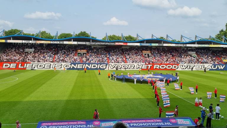 Supporters van Willem II tonen een groot spandoek. (Foto: Leon Voskamp)