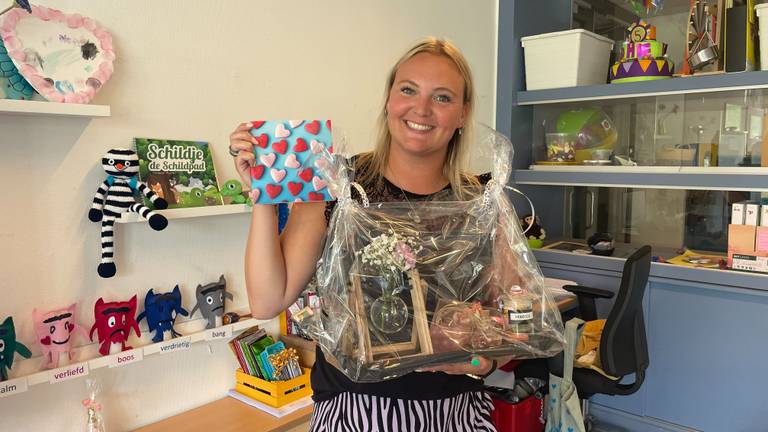 Juf Rebecca van Bijsterveld is overladen met cadeaus.