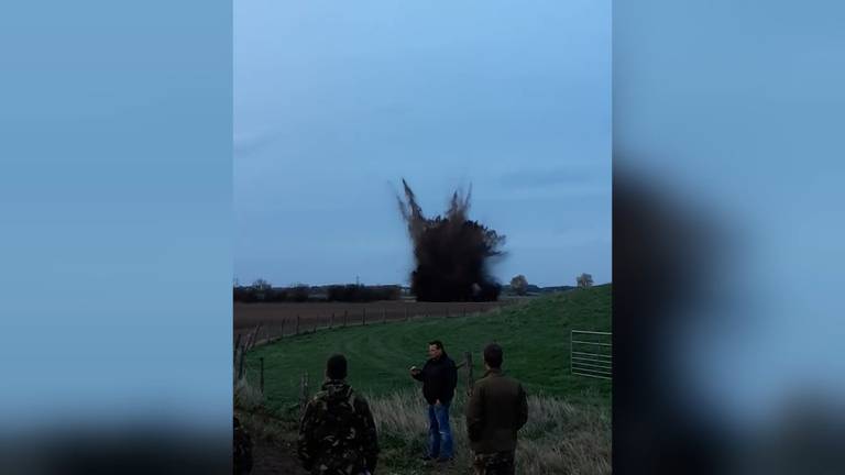 De munitie is tot ontploffing gebracht in de buurt van Keent (foto: politieoss/Instagram).