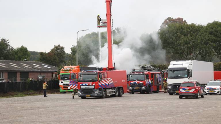 Bij de brand in Grave komt veel rook vrij (foto: Marco van den Broek/SQ Vision).