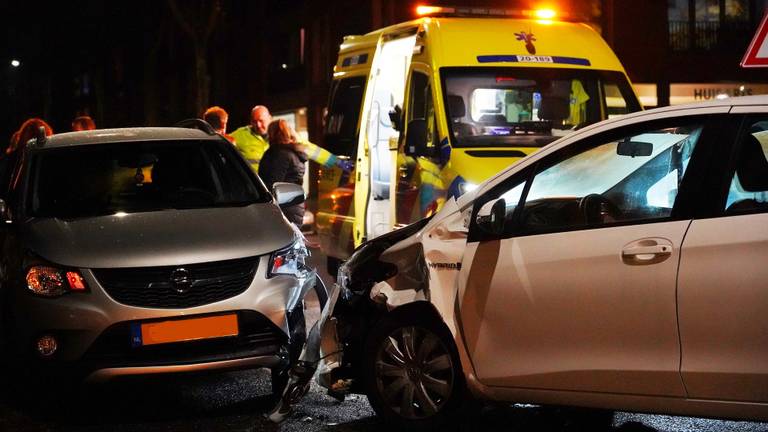 De auto's die bij een botsing in Rijen betrokken raakten (foto: Jeroen Stuve/SQ Vision Mediaprodukties).