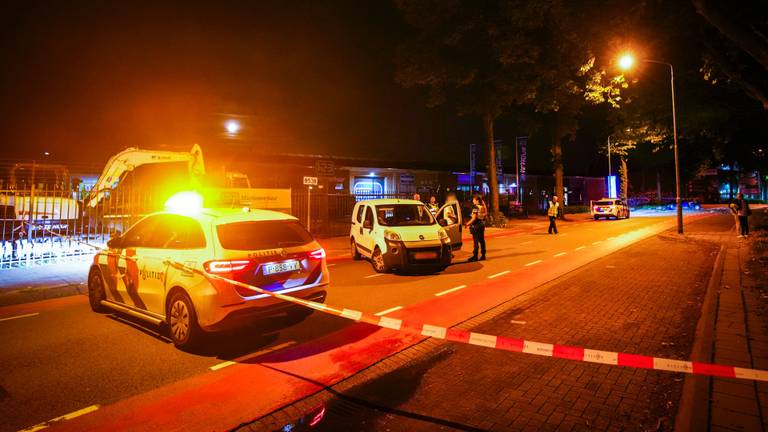 De bestuurder van de bestelbus reed door de politieafzetting op de Hastelweg in Eindhoven (foto: SQ Vision).