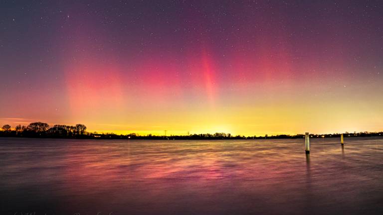 Het noorderlicht bij Cuijk (foto: Wouter van Bernebeek).