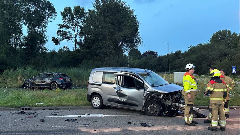 Drie zwaargewonden na botsing twee auto's op A59