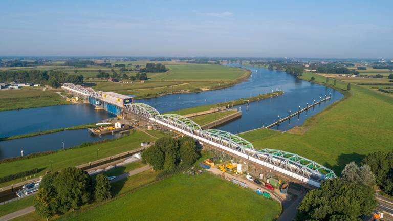 De brug over de Maas bij Grave (foto: Rijkswaterstaat).