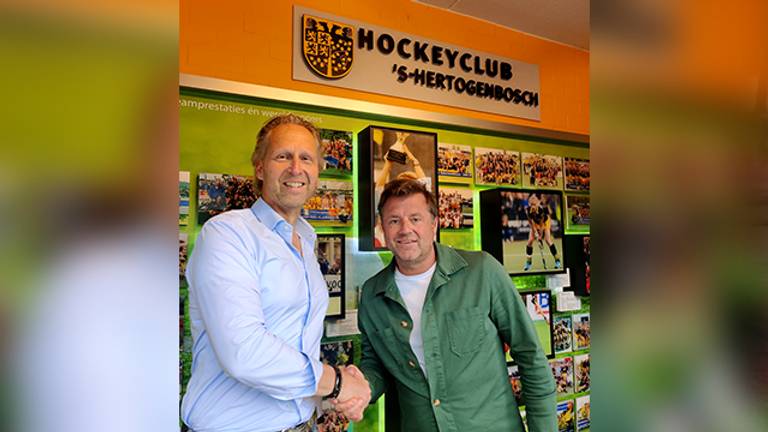 Marc Lammers (rechts) wordt gefeliciteerd door voorzitter Rob Almering (foto: HC Den Bosch).