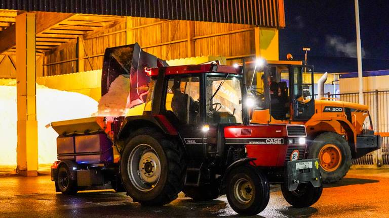 Strooiers vrijdagavond aan het werk aan de Lodewijkstraat in Eindhoven (foto: Dave Hendriks/SQ Vision Mediaprodukties).