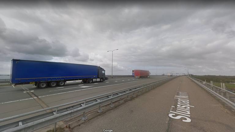 De Volkerakbrug, gezien vanaf het Sluispad Noord (afbeelding: Google Streetview).