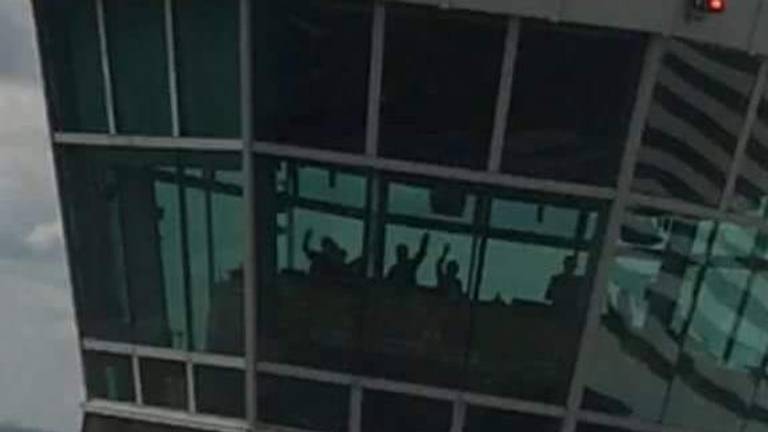 I controllori del traffico aereo salutano la torre di Schiphol (foto: Jean-Paul Sablerol).