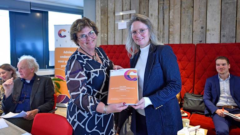 Annemieke de Groot (C-support) overhandigt het rapport aan minister Fleur Agema, rechts (foto: C-Support). Geheel links Alfons Olde Loohuis.