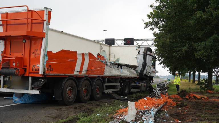 Vrachtwagen Met Wortelen Gekanteld Op A58 Bij Bavel, Weg Is Weer Vrij ...