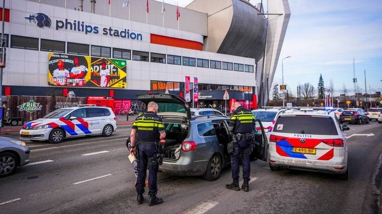 Politie rijdt nog een auto klem (foto: SQ Vision).