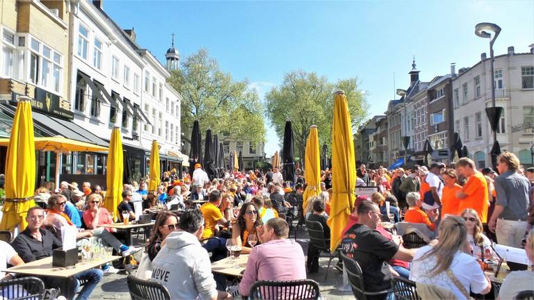 Drukte op de Grote Markt in Breda (archieffoto: Henk Voermans).