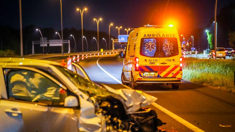 De bijrijder is na de crash op de A2 bij Eindhoven in een ambulance naar een ziekenhuis gebracht (foto: SQ Vision).